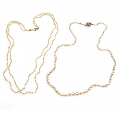 Due collane di perle coltivate con montature in oro giallo e oro bianco 750/1000