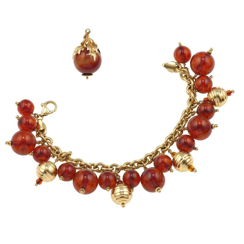 Lotto composto da un bracciale con boules di ambra rigenerata ed un pendente con agata striata  - Asta Gioielli - Cambi Casa d'Aste