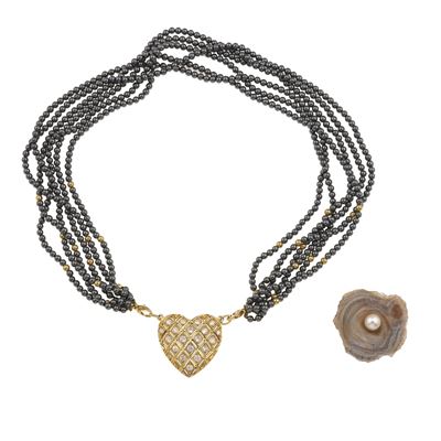 Collana in oro giallo 750 con ematite e imitazioni di diamanti, accompagnata da spilla in oro gia...