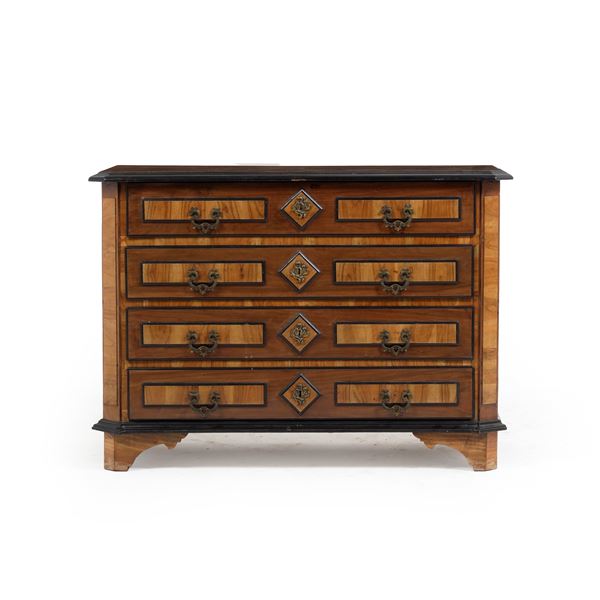 Comò in legno impiallacciato. XVIII secolo