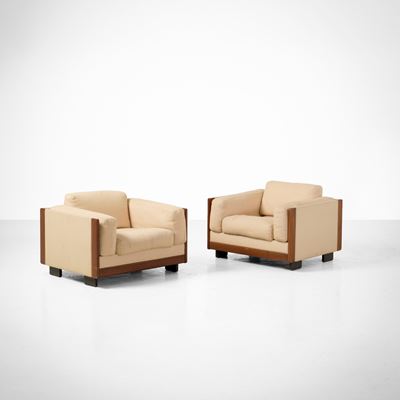 Due poltrone mod. 920, legno e tessuto