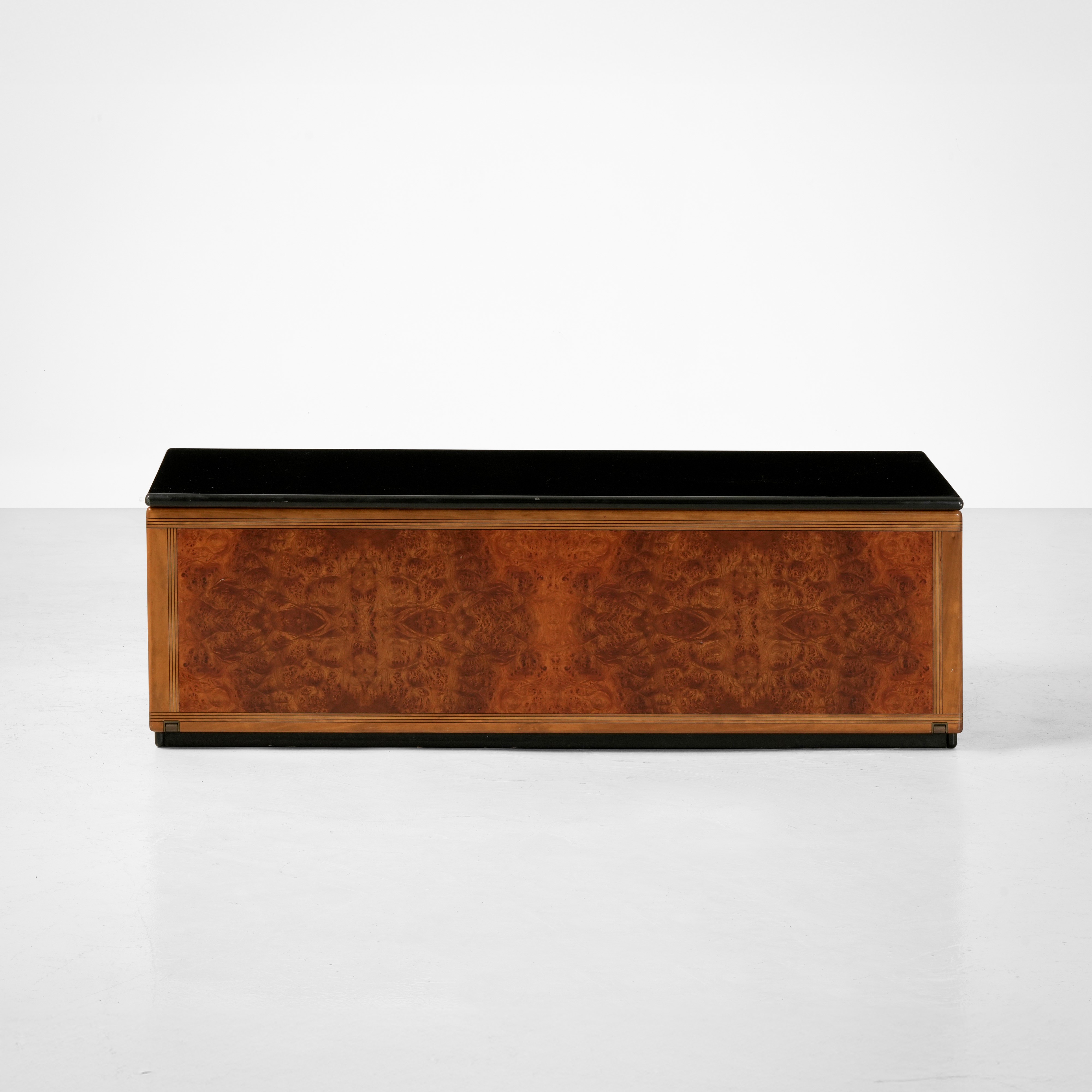 Afra e Tobia Scarpa - Mobile contenitore della serie Artona, legno ebanizzato e intarsiato, 1970 ...