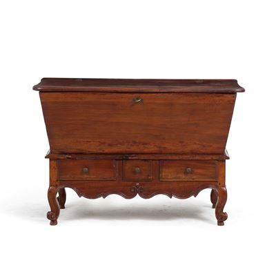 Piccola madia rustica, legno con piano sagomato e tre cassetti
