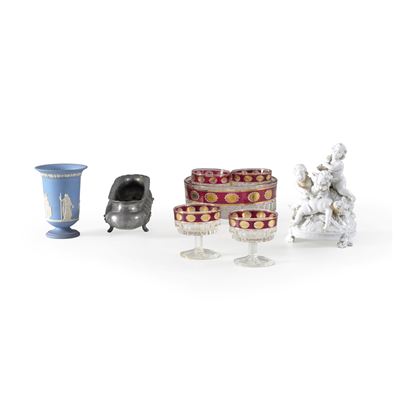 Misto di oggetti decorativi, comprendente vasi in ceramica e peltro, scultura di putti in porcell...