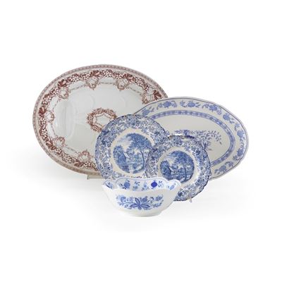 Ceramiche decorative varie, piatti, vassoi e ciotola con decori monocromi