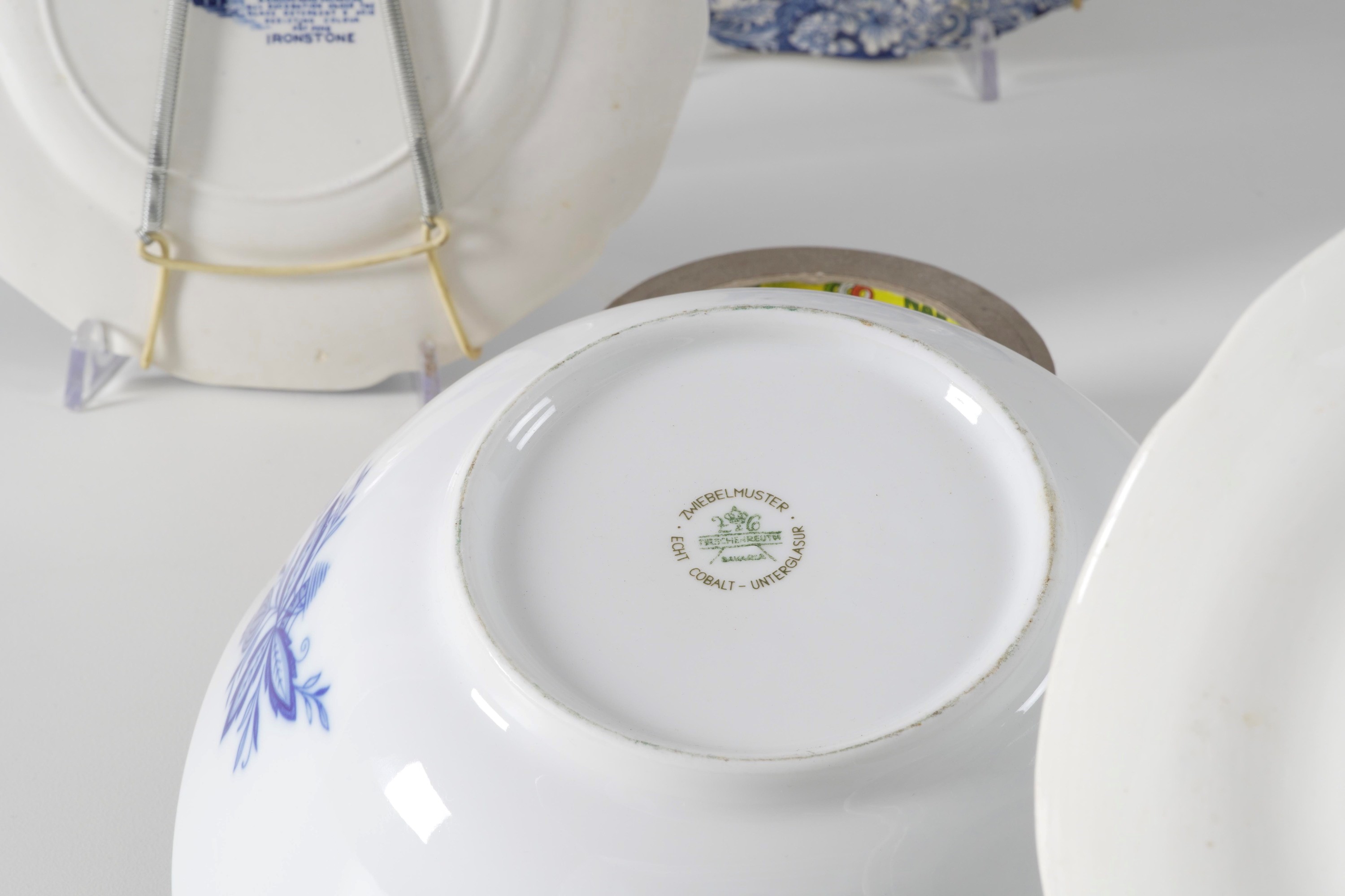 Ceramiche decorative varie, piatti, vassoi e ciotola con decori monocromi