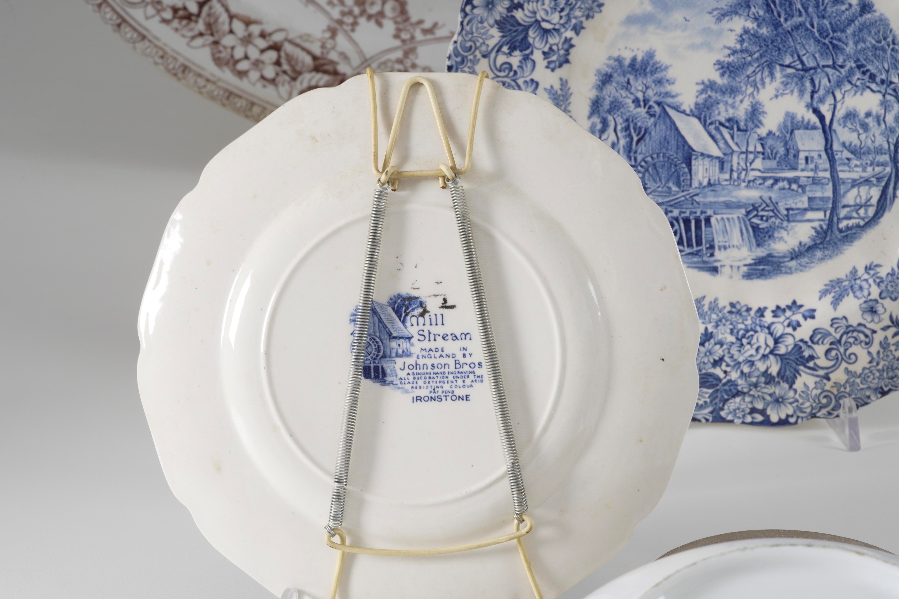 Ceramiche decorative varie, piatti, vassoi e ciotola con decori monocromi