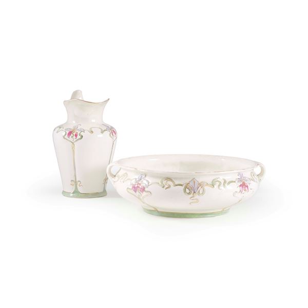 Un versatoio e un grande catino in ceramica