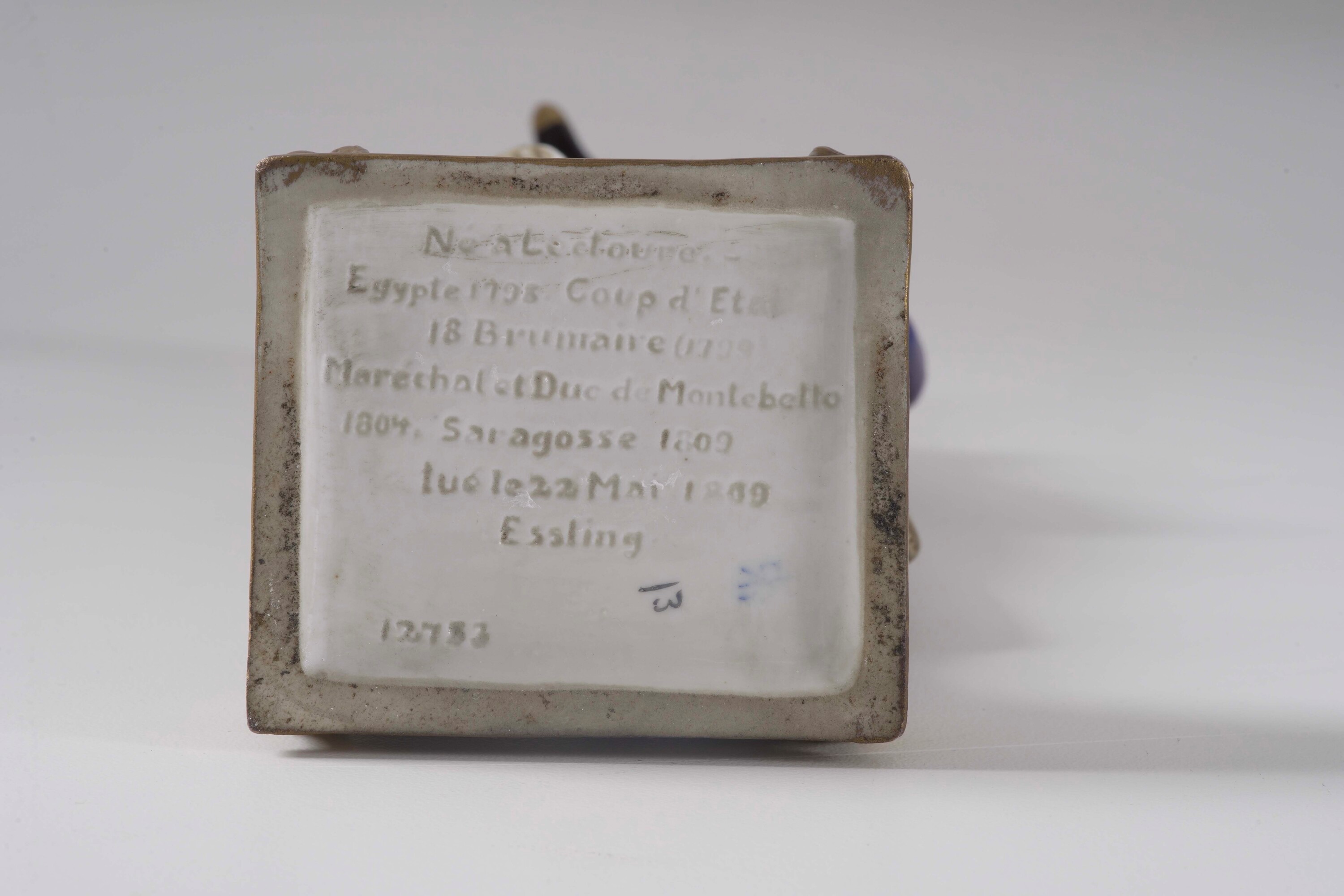 Figura di generale napoleonico, porcellana dipinta e decorata, altezza cm 24 (probabile produzion...
