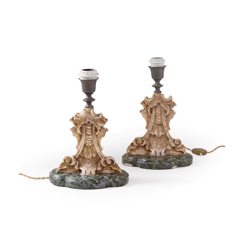 Coppia di abat jour da comodino in legno intagliato e dipinto  - Auction Antiques - Cambi Casa d'Aste