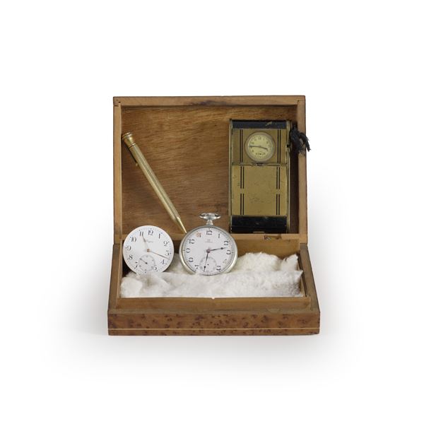 Tre sveglie da viaggio di diversa foggia. XX secolo