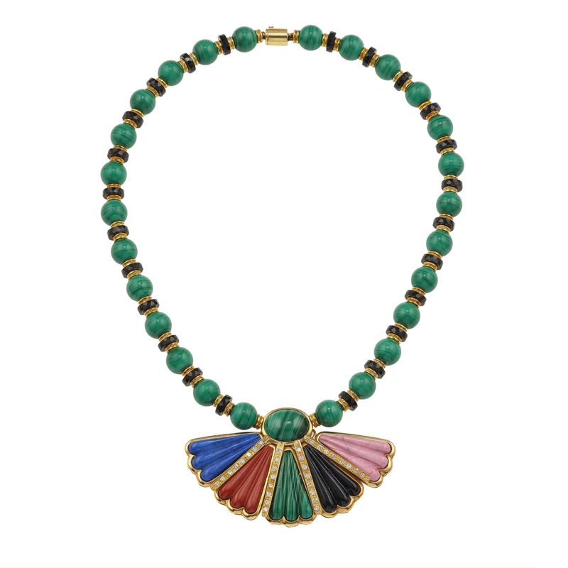 Collana con boules di malachite con inserti in onice con decoro inciso in lapislazzullo, diaspro, malachite, onice, rodonite e piccoli diamanti  - Asta Gioielli - Cambi Casa d'Aste