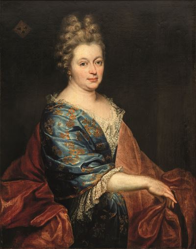 Scuola francese del XVIII secolo, Ritratto di gentildonna con drappo rosso e stemma nobiliare, ol...