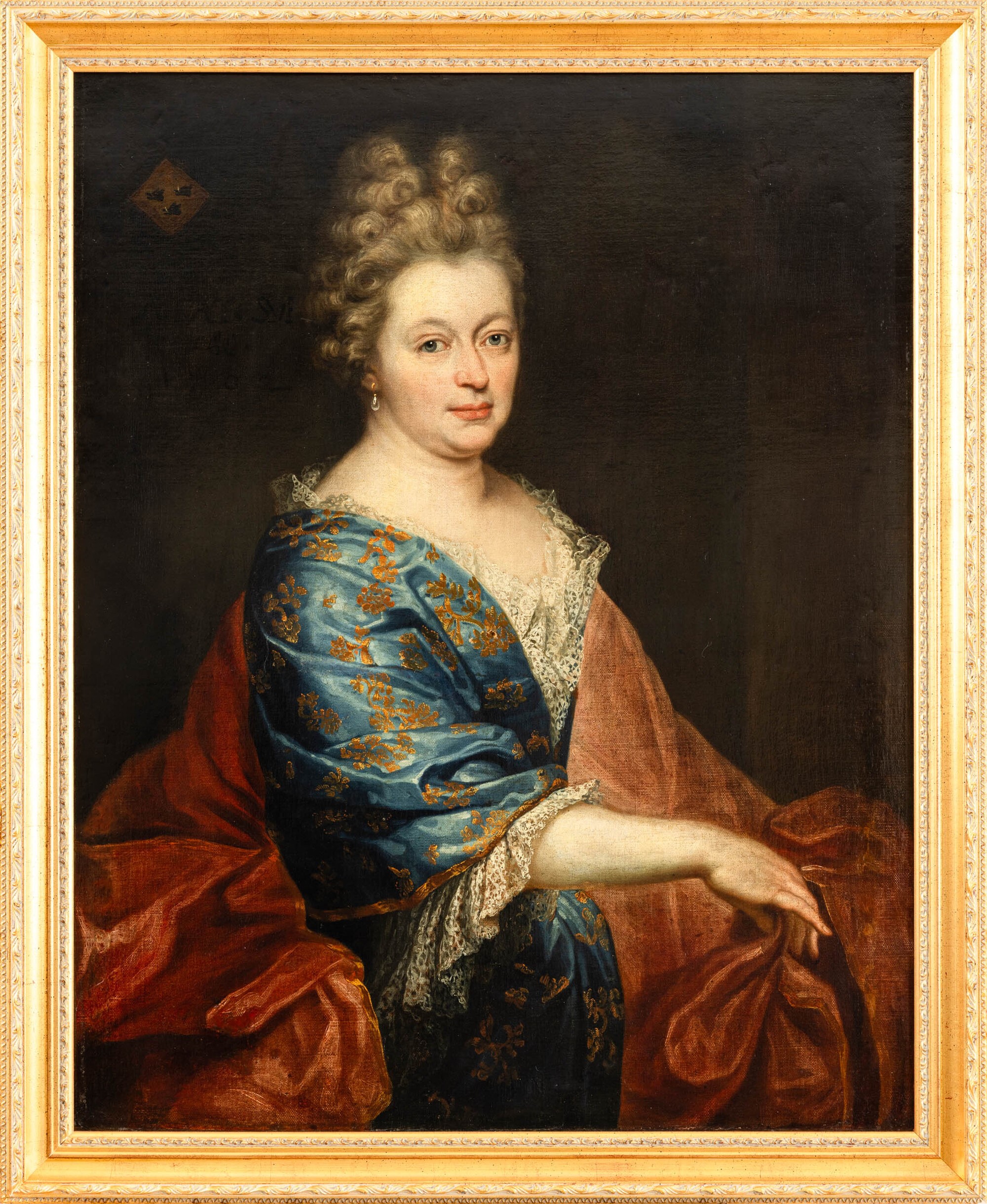 Scuola francese del XVIII secolo, Ritratto di gentildonna con drappo rosso e stemma nobiliare, ol...