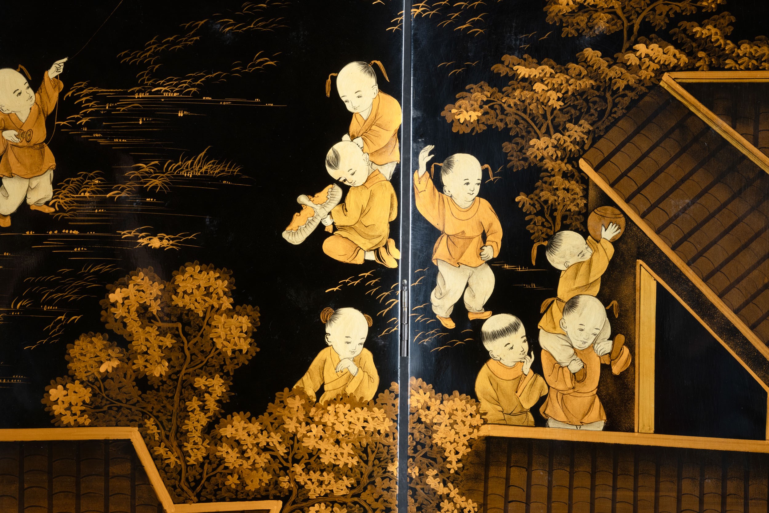 Paravento in legno laccato a quattro ante, scena di vita comune con bimbi, Cina, Dinastia Qing, X...