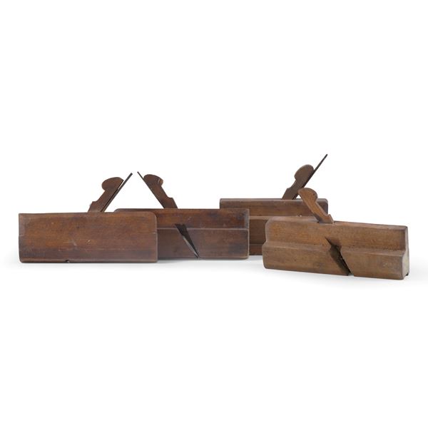 Ricca collezione di pialle in legno