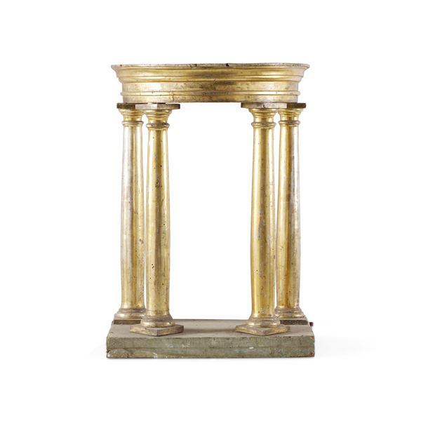 Prospetto di tempietto in legno intagliato e dorato