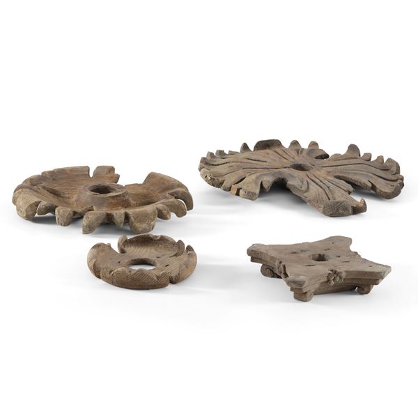 Quattro elementi decorativi in legno intagliato