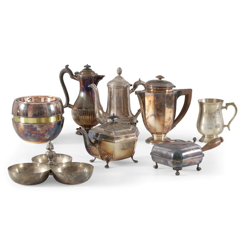 Tra caffettiere, una teiera, un boccale, e altri tre oggetti in metallo argentato  - Asta Oggetti d'Arte - La Wunderkammer di Ettore Mocchetti - Cambi Casa d'Aste