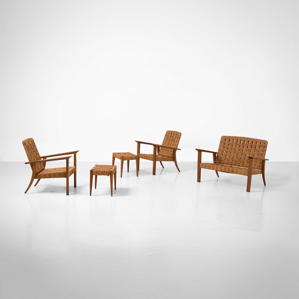 Divano, due poltrone e due sgabelli