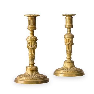 Coppia di candelieri, bronzo dorato Luigi XVI, scanalature e festoni, XVIII secolo