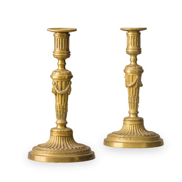 Coppia di candelieri in bronzo dorato Luigi XVI. Francia o Italia XVIII secolo
