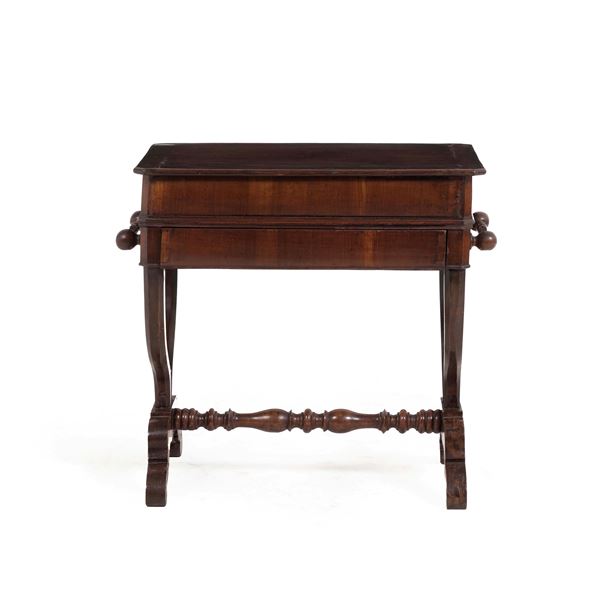 Tavolino da lavoro in legno. Fine XIX - inizio XX secolo