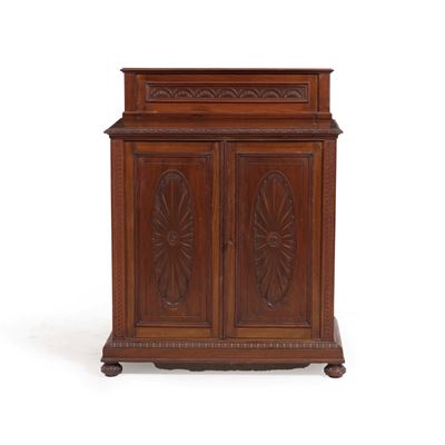 Mobile da ingresso in legno intagliato, a due sportelli, cm 97x45x123