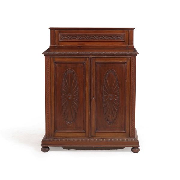 Mobile da ingresso in legno intagliato a due sportelli