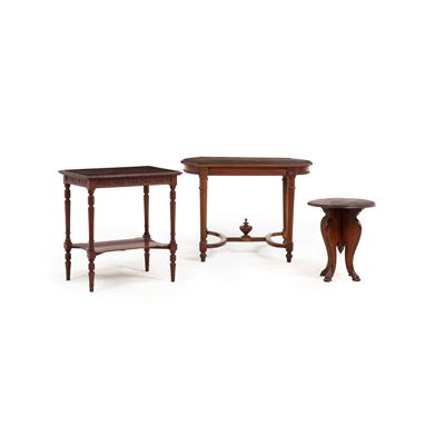 Due tavoli in legno e uno sgabello, articolo di antiquariato