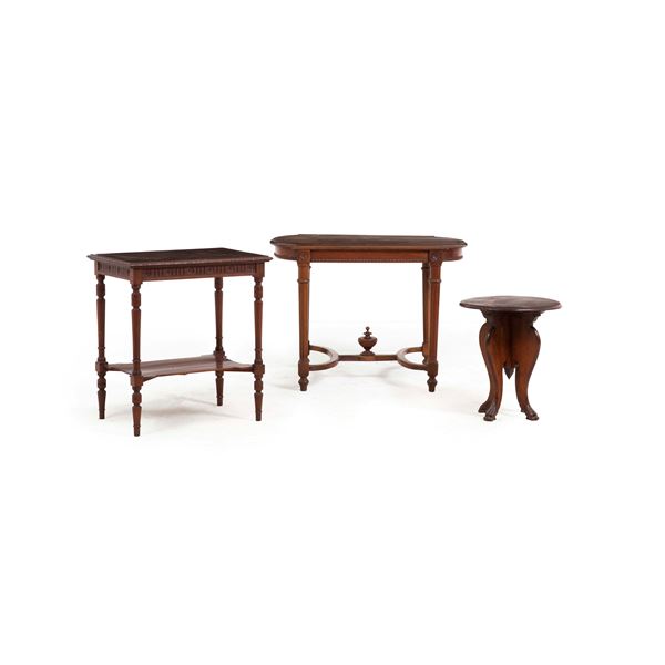 Lotto composto da due tavoli in legno e uno sgabello