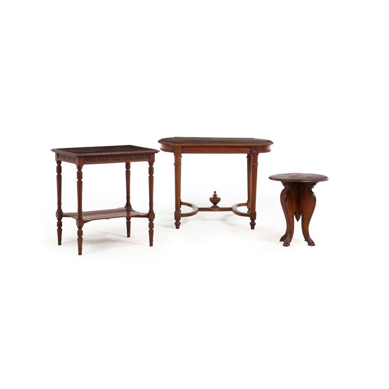 Lotto composto da due tavoli in legno e uno sgabello  - Asta Antiquariato - Cambi Casa d'Aste