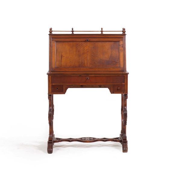 Scrittoio in legno con alzata. Fine XIX-inizi XX secolo