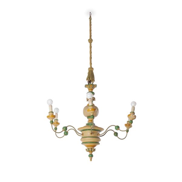 Lampadario in legno dipinto