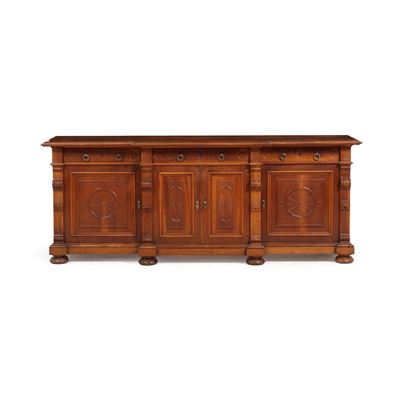 Credenza in legno intagliato, fronte a quattro sportelli e tre cassetti