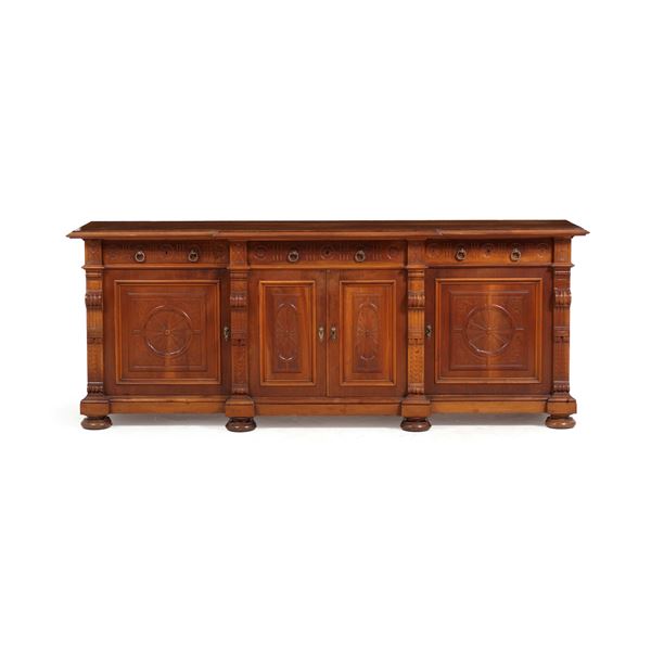 Credenza in legno intagliato