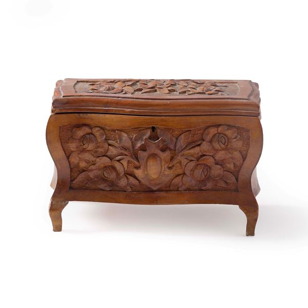 Modellino di comò in legno intagliato