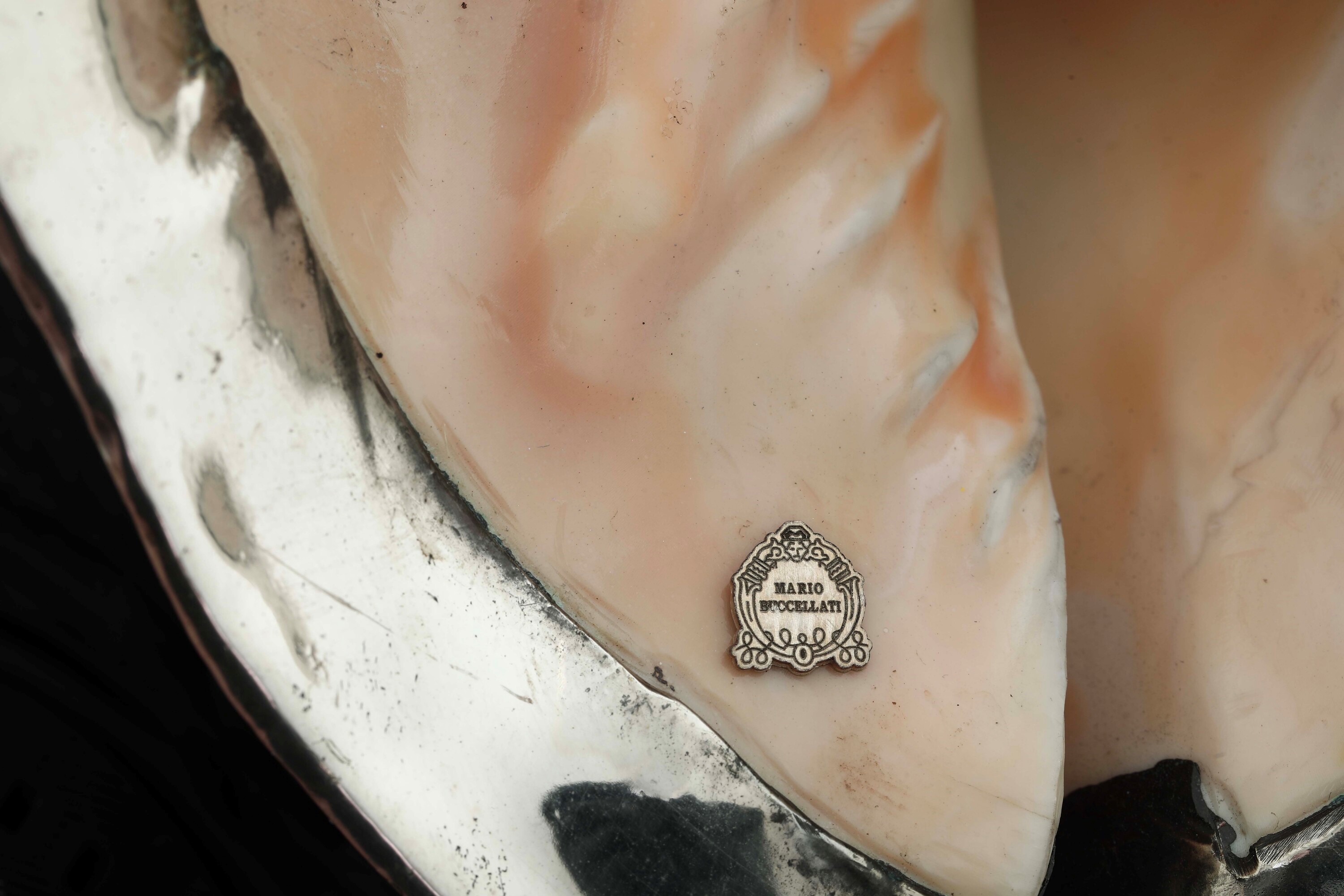 Grande conchiglia rivestita in argento. Italia, XX-XXI secolo. Etichetta a scudo Mario Buccellati