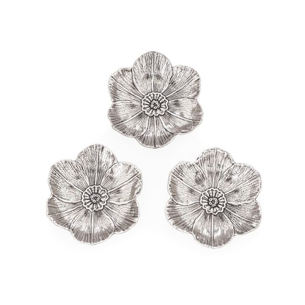 Tre segnaposto a fiore. Argentiere Clementi, Bologna per Gianmaria Buccellati, Italia XX-XXI secolo