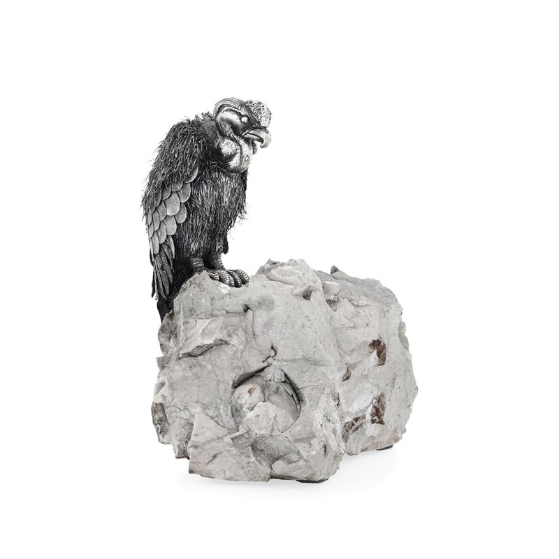 Avvoltoio su roccia. Etichetta a scudo Mario Buccellati. Italia, XX-XXI secolo