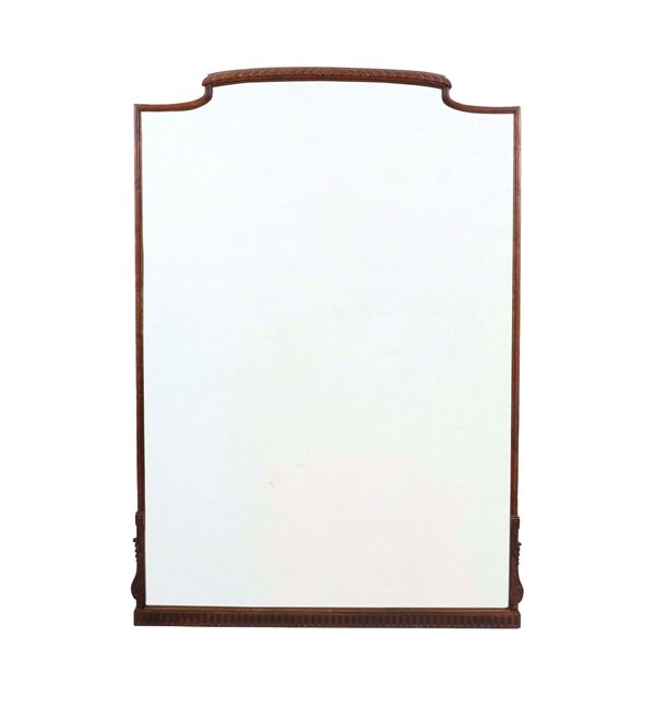 Grande specchiera in legno con terminale sagomato