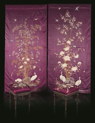 Cina, Dinastia Qing (XIX secolo), Pannelli in seta a fondo viola con decorazioni floreali, con du...