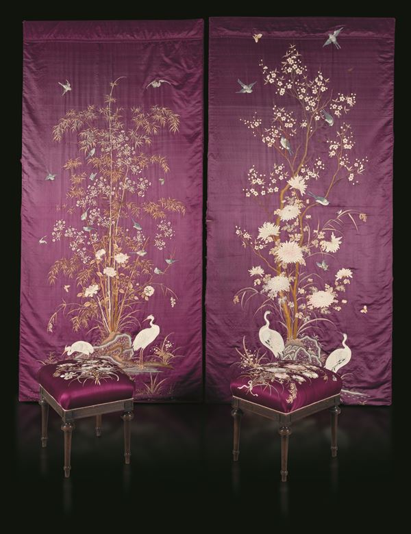 Lotto composto da due pannelli e due sgabelli in seta a fondo viola con decori a motivi floreali, Cina, Dinastia Qing, XIX secolo