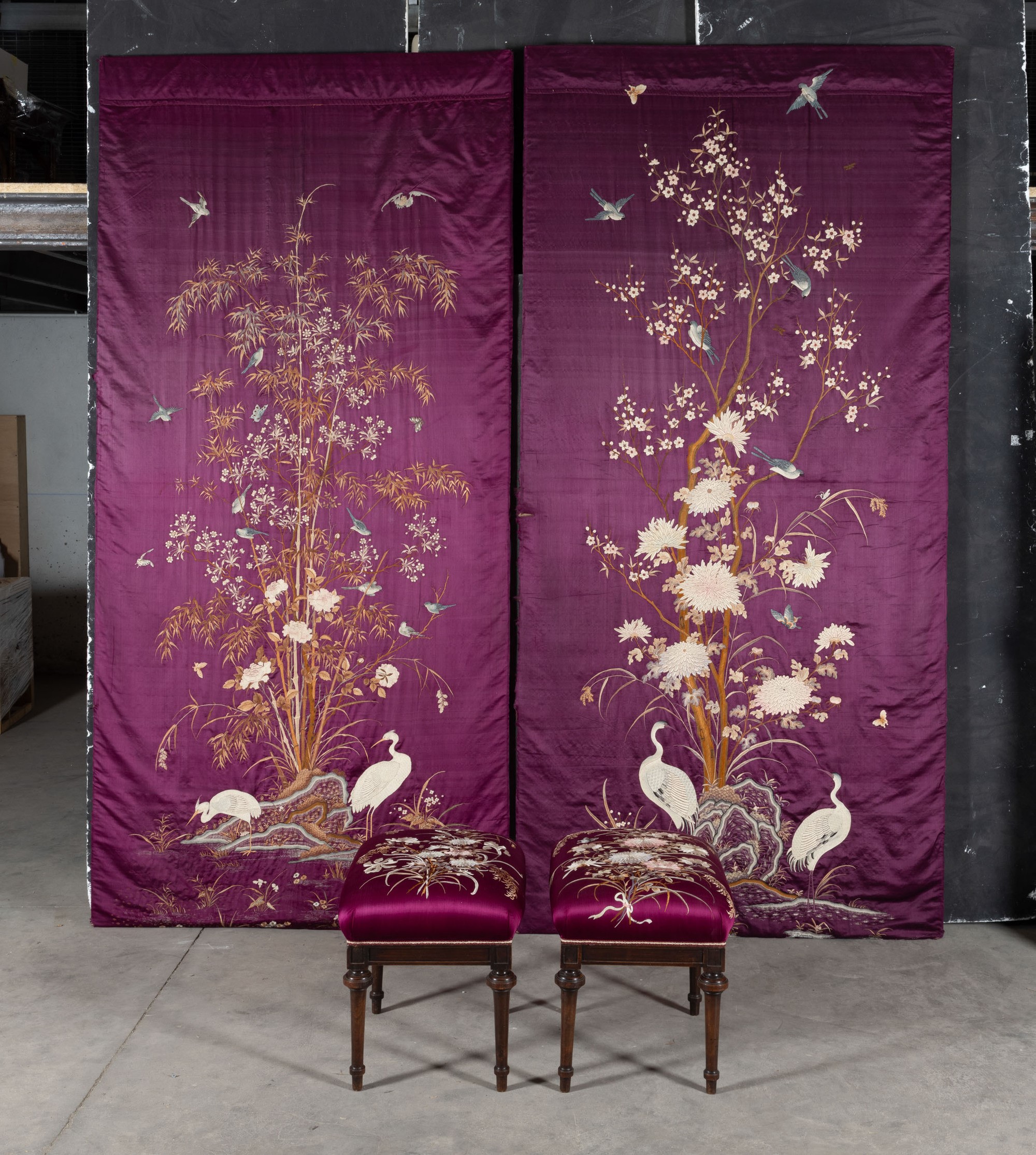 Cina, Dinastia Qing (XIX secolo), Pannelli in seta a fondo viola con decorazioni floreali, con du...