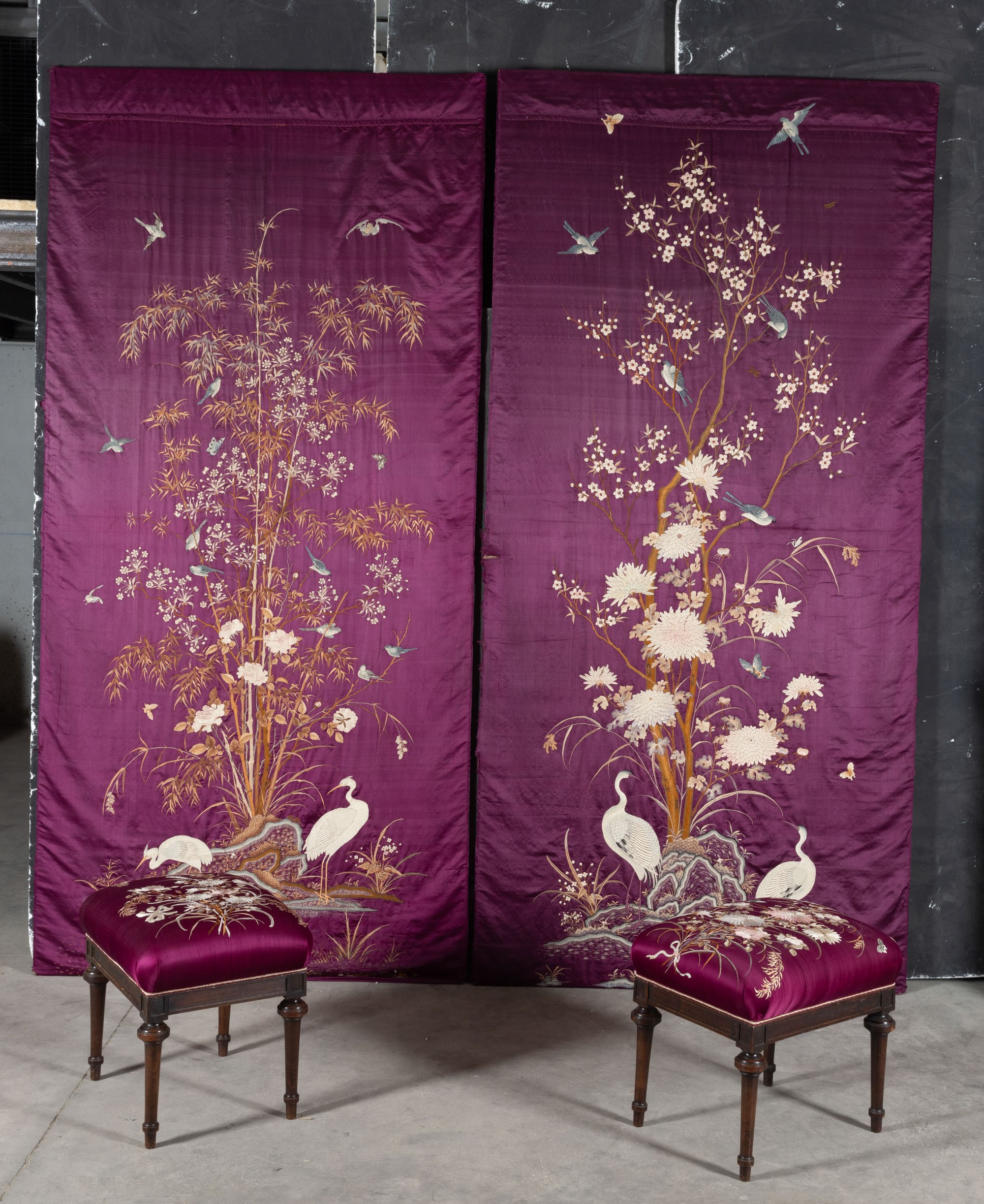 Cina, Dinastia Qing (XIX secolo), Pannelli in seta a fondo viola con decorazioni floreali, con du...