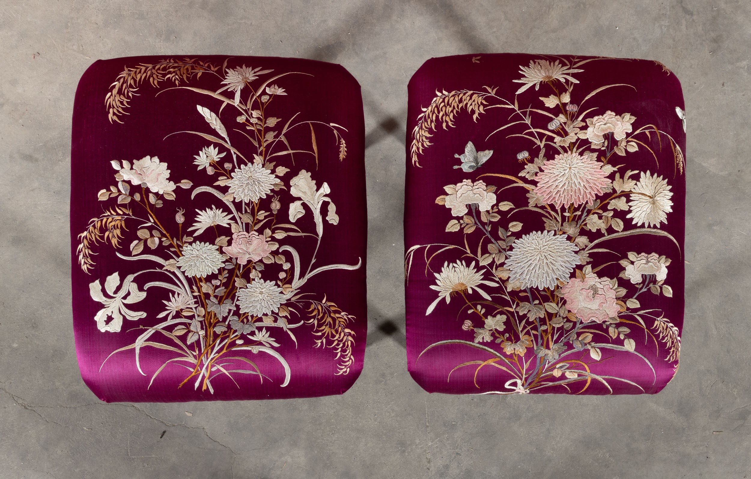 Cina, Dinastia Qing (XIX secolo), Pannelli in seta a fondo viola con decorazioni floreali, con du...