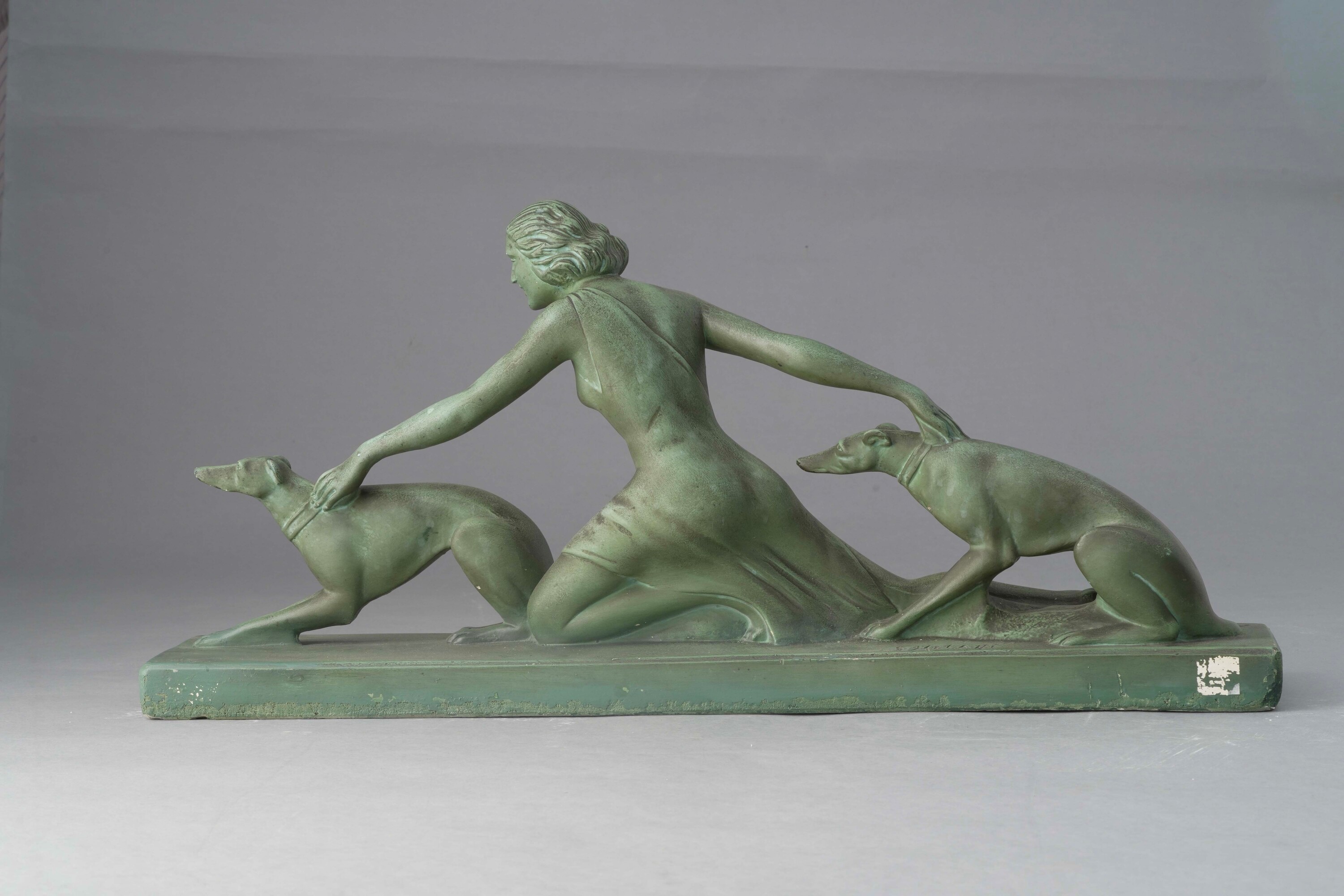 Salvatore Melani, Donna con levrieri, gesso monocromo