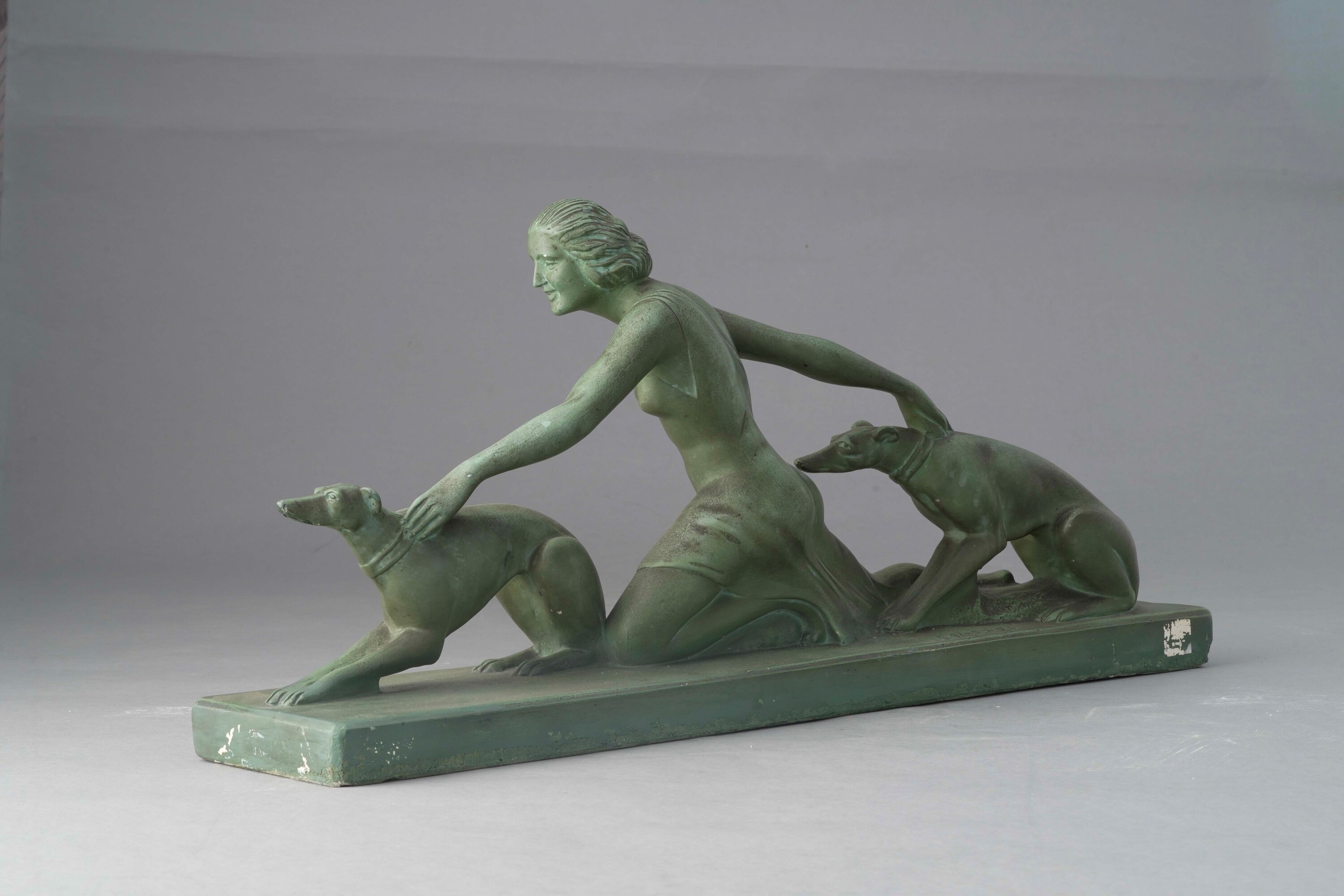 Salvatore Melani, Donna con levrieri, gesso monocromo