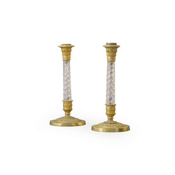 Coppia di candelieri in bronzo dorato e vetro. XIX-XX secolo