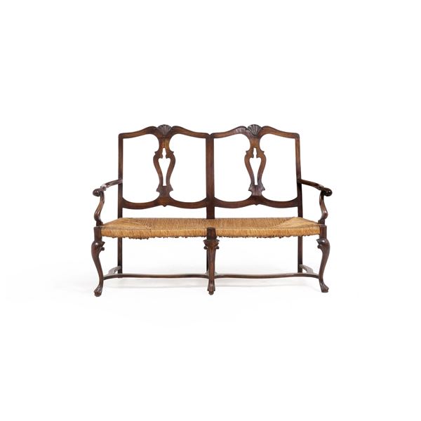 Piccolo divano in legno intagliato. XIX secolo